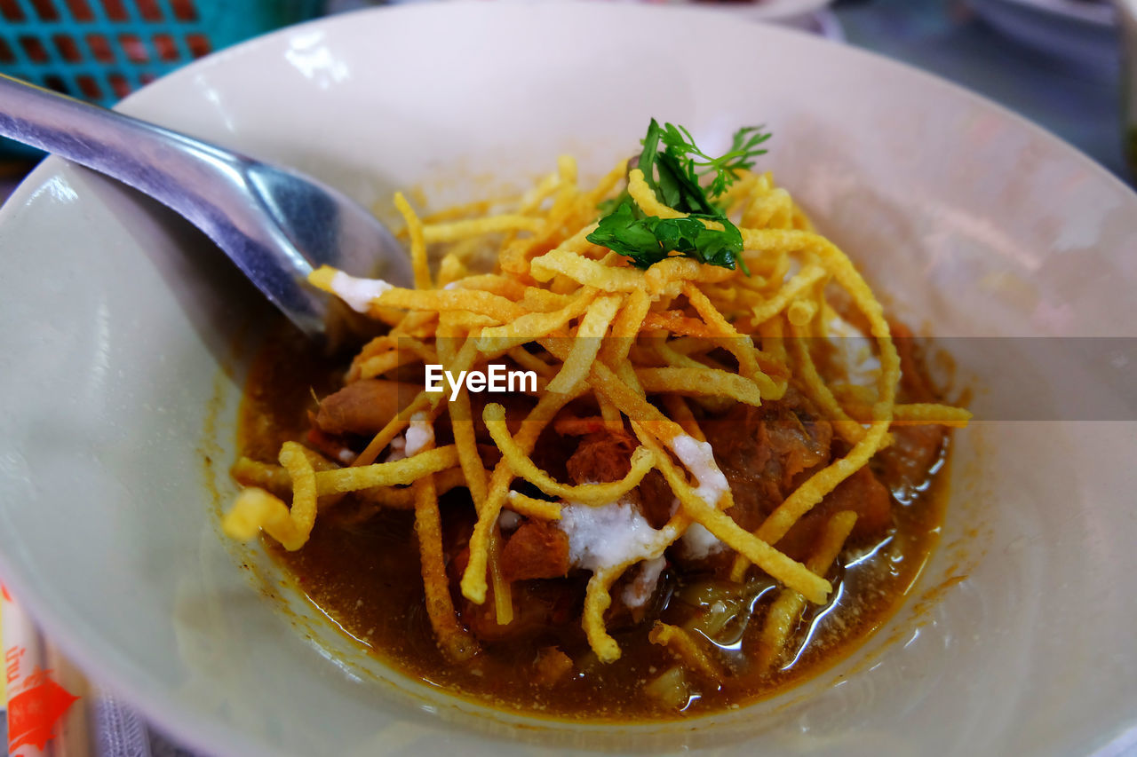 HIGH ANGLE VIEW OF FOOD IN PLATE