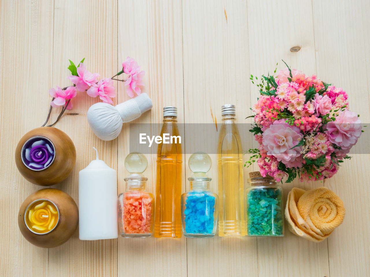 CLOSE-UP OF FLOWER VASE ON TABLE