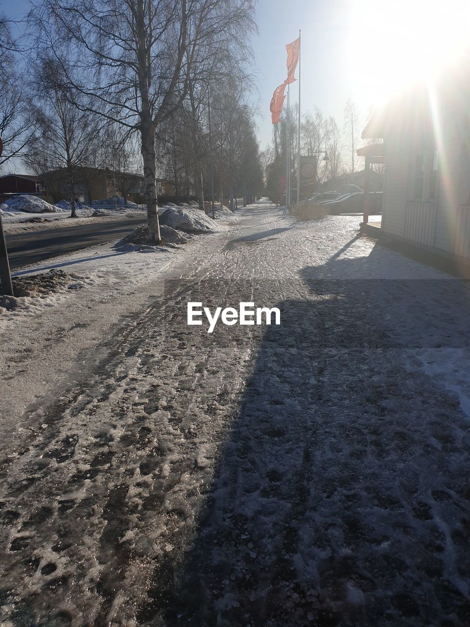 SURFACE LEVEL OF ROAD BY SNOW IN CITY