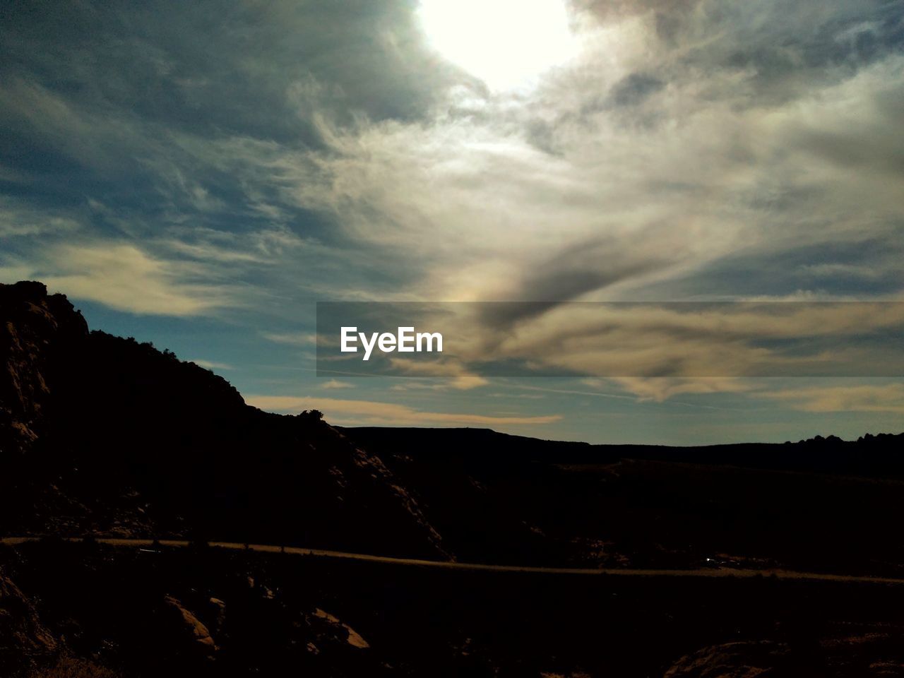 SCENIC VIEW OF SILHOUETTE MOUNTAIN AGAINST SKY