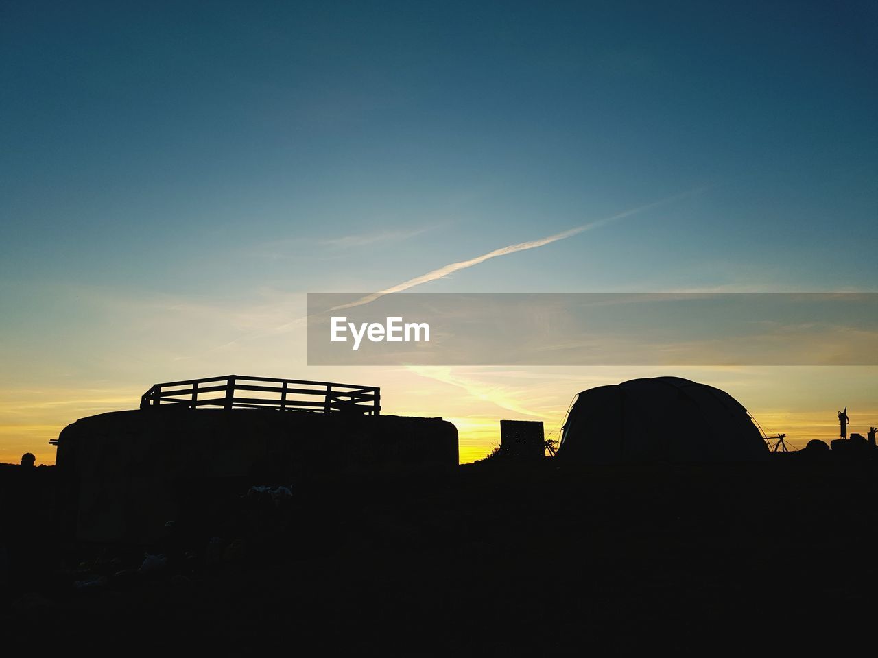 SILHOUETTE OF BUILDING AGAINST SKY