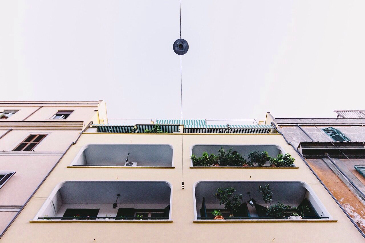 LOW ANGLE VIEW OF BUILT STRUCTURE AGAINST SKY