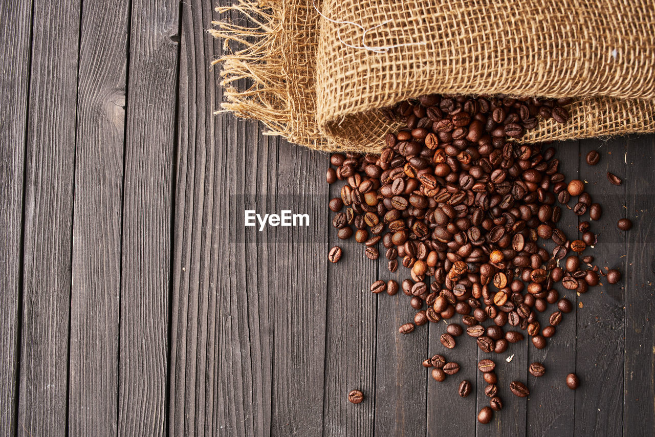 DIRECTLY ABOVE SHOT OF COFFEE BEANS ON WOODEN TABLE