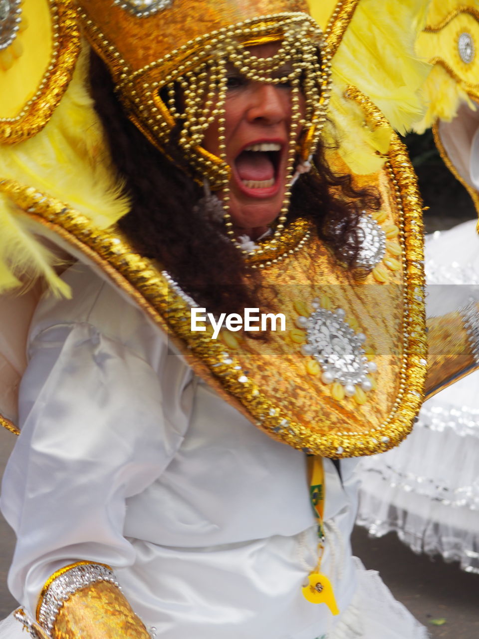 WOMAN WEARING MASK IN THE HAT