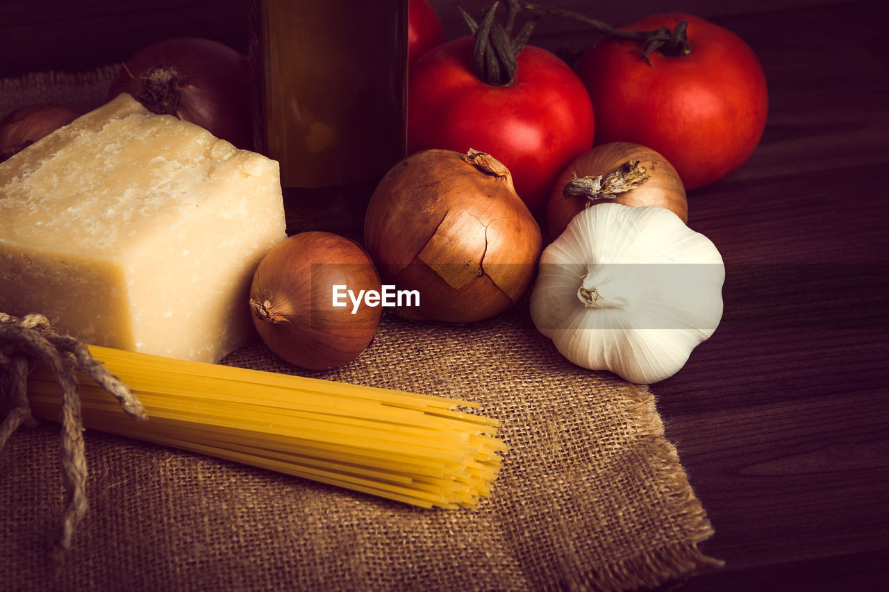 CLOSE-UP OF FRESH VEGETABLES IN KITCHEN