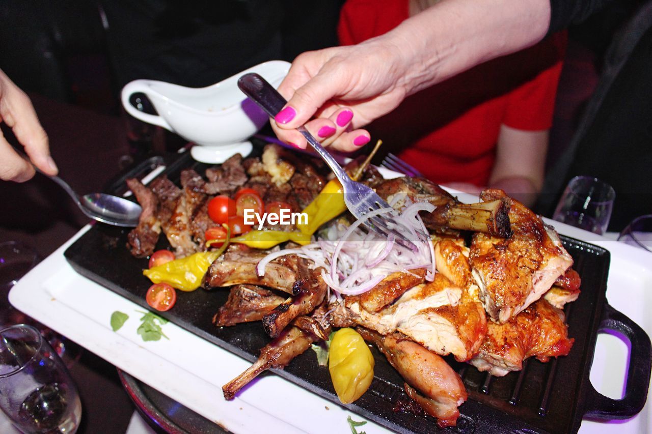 HIGH ANGLE VIEW OF MAN PREPARING FOOD IN PLATE