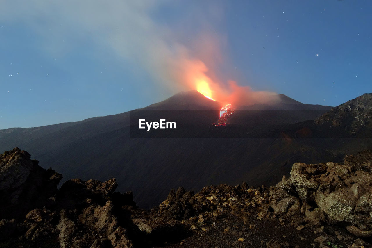 SCENIC VIEW OF VOLCANIC MOUNTAIN AGAINST SKY