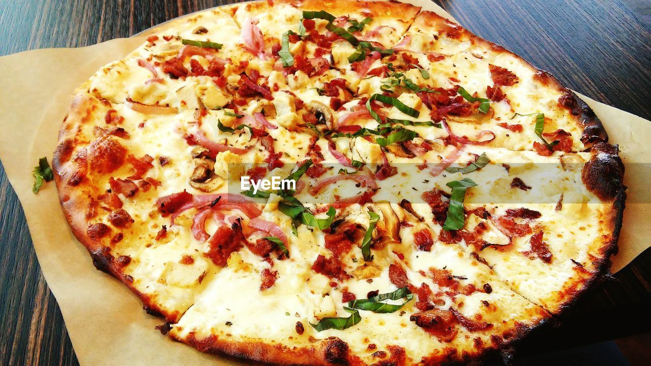 CLOSE-UP OF PIZZA ON TABLE