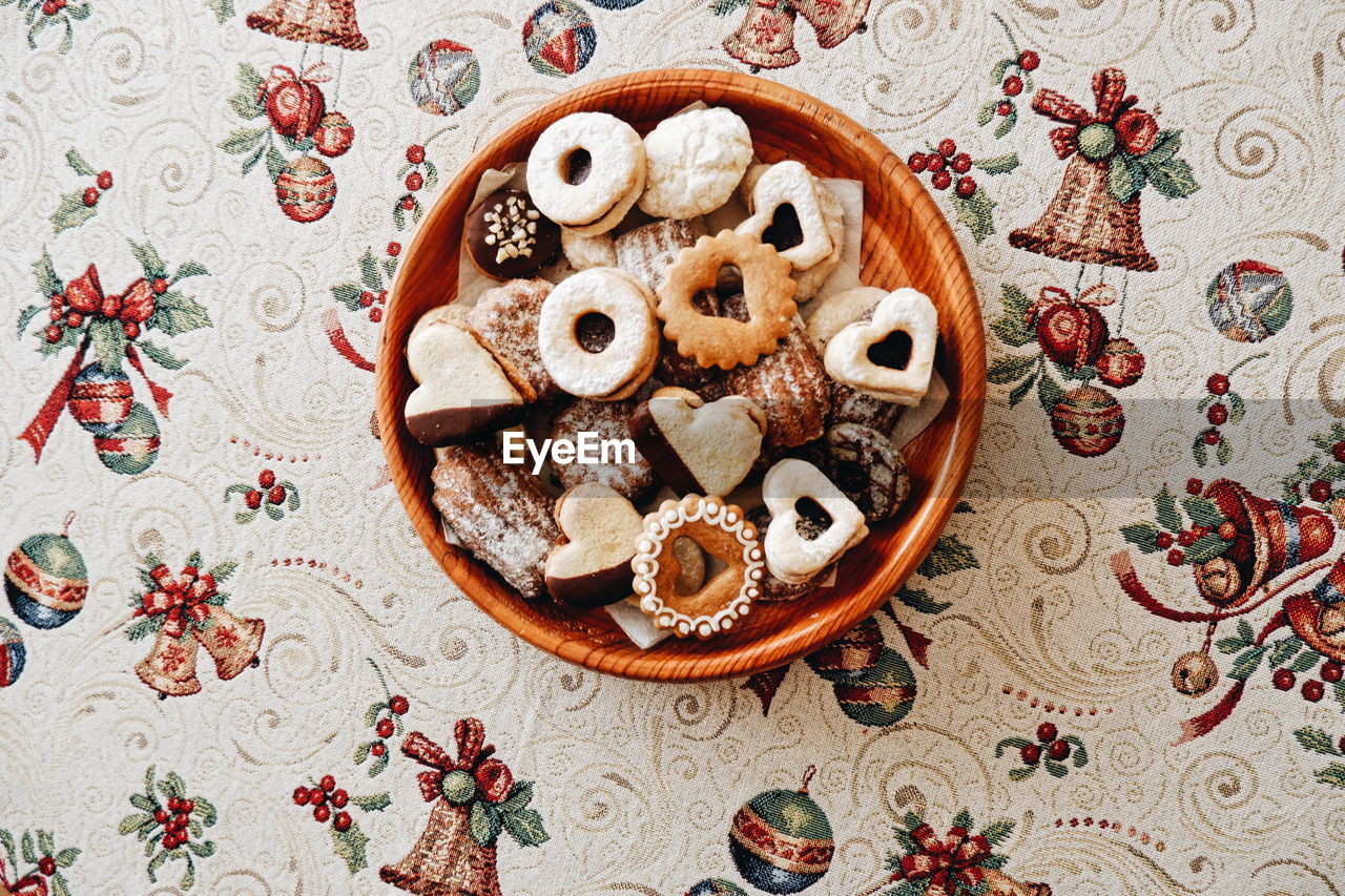 Directly above shot of gingerbread cookies in plate on table