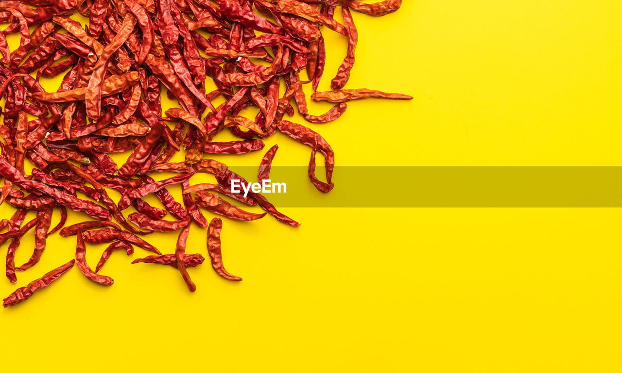 HIGH ANGLE VIEW OF RED CHILI PEPPER ON TABLE