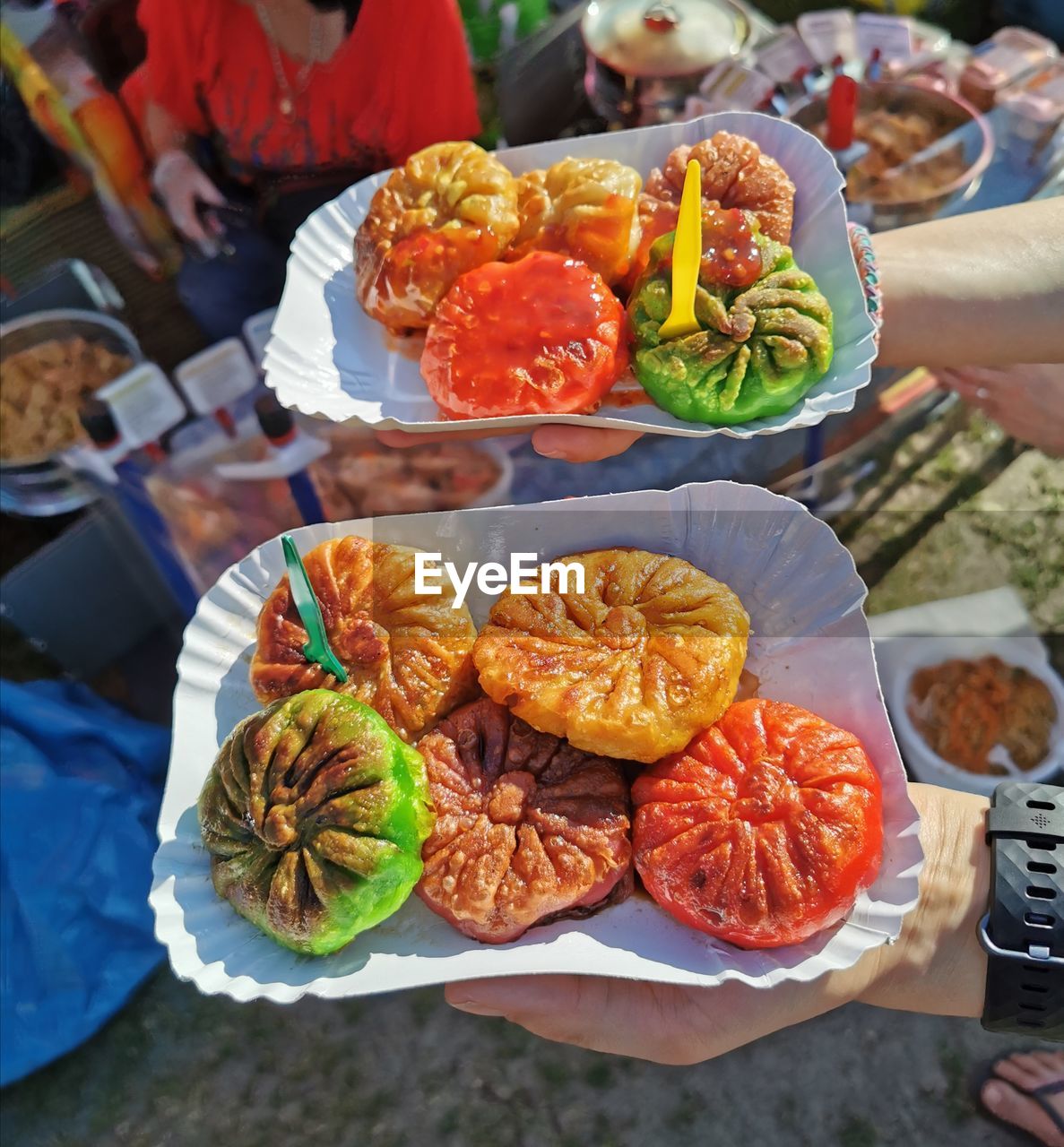 HIGH ANGLE VIEW OF HAND HOLDING FOOD ON TABLE