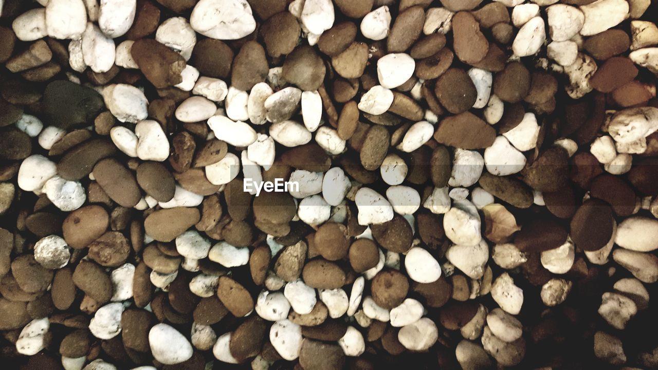 FULL FRAME SHOT OF PEBBLES ON GROUND