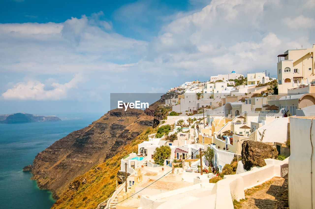 HIGH ANGLE VIEW OF TOWNSCAPE BY SEA