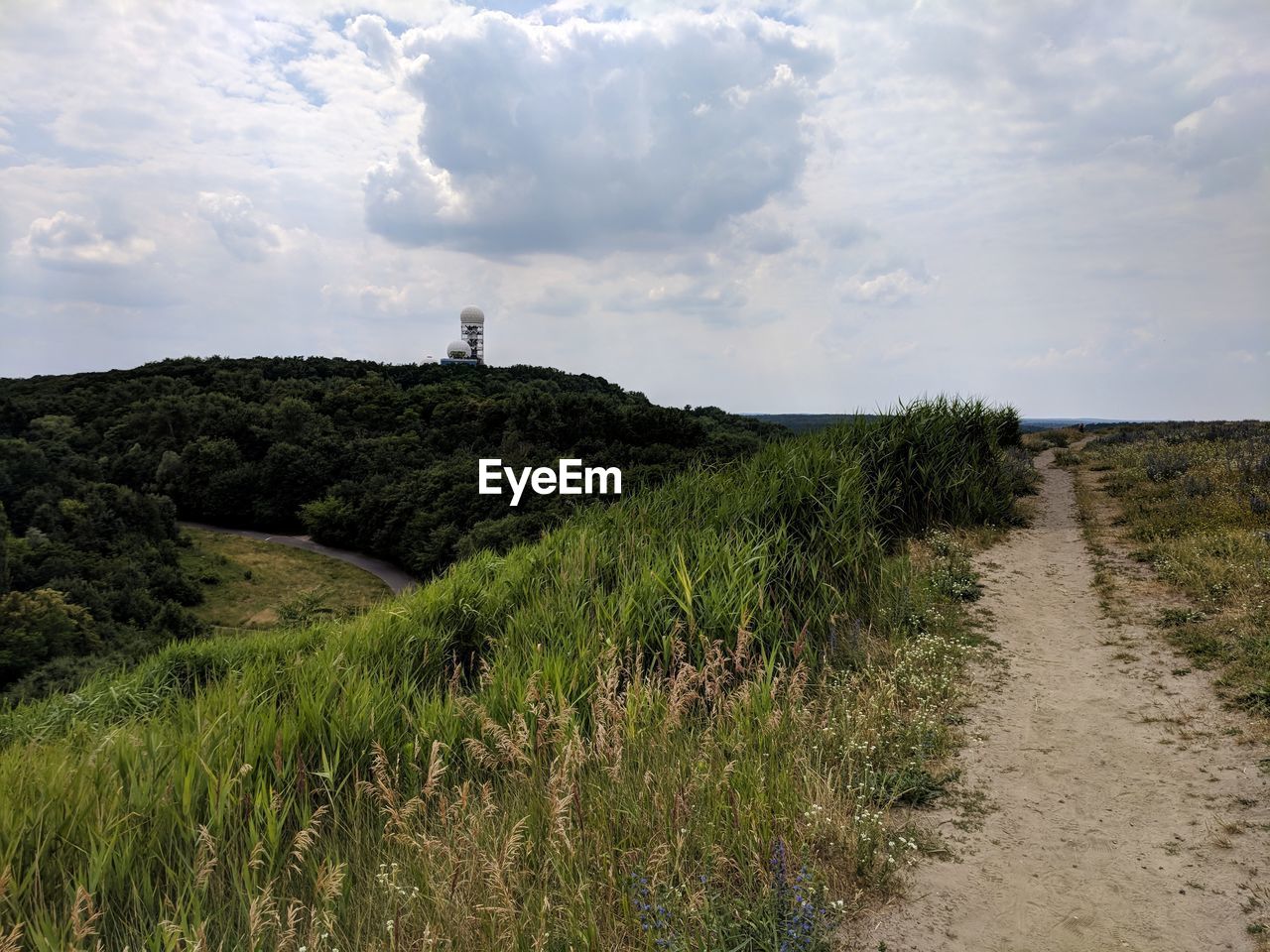 SCENIC VIEW OF FARM AGAINST SKY