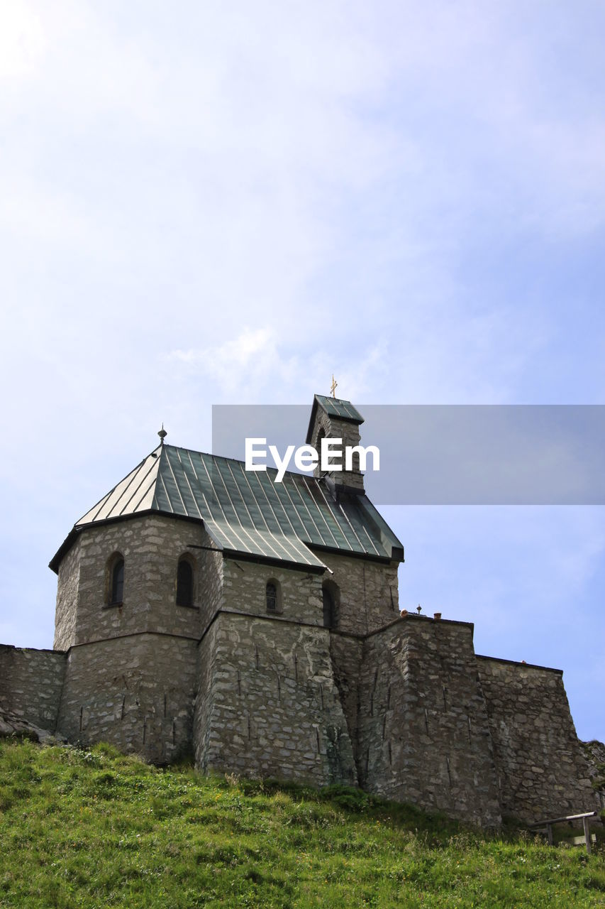 LOW ANGLE VIEW OF OLD BUILDING ON FIELD