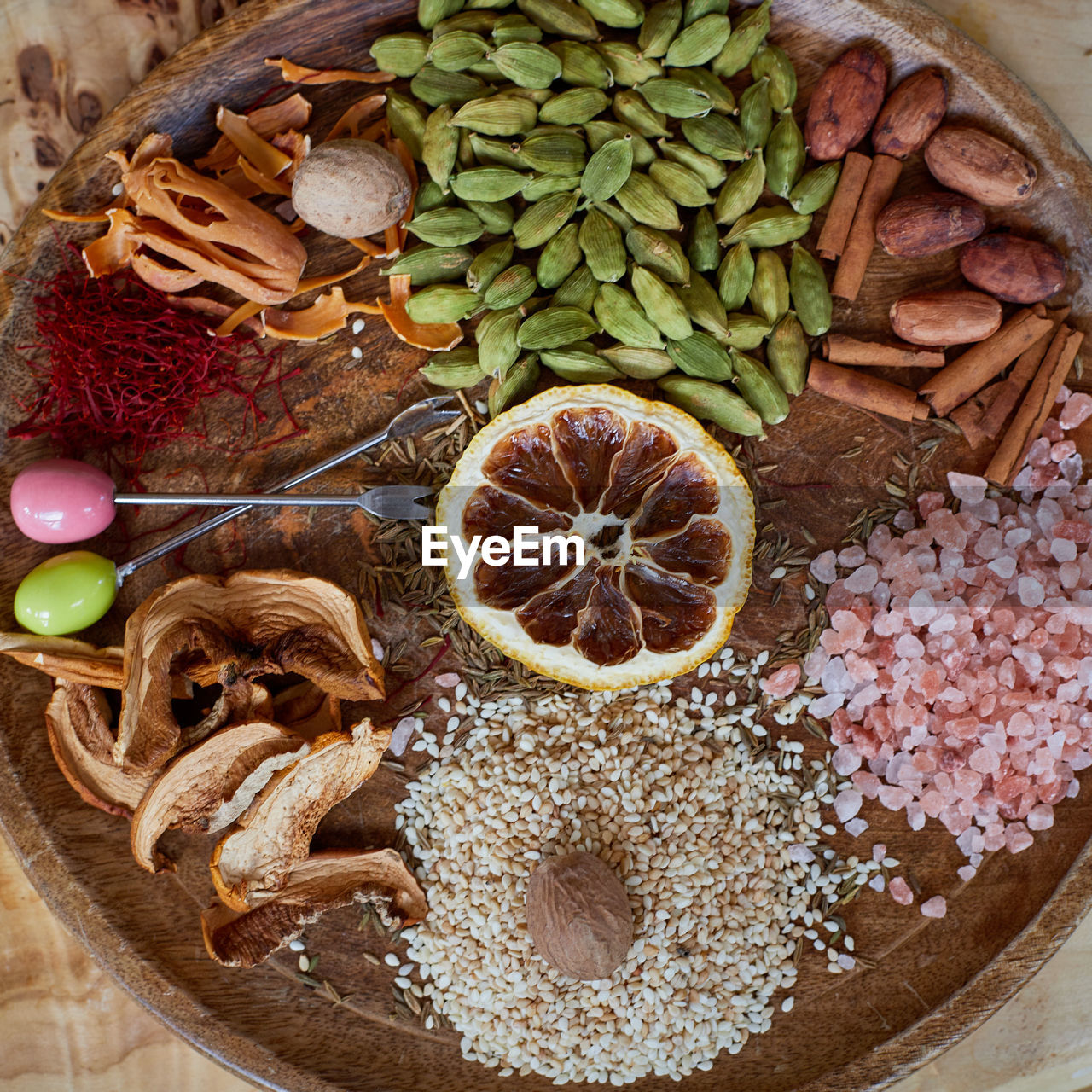 HIGH ANGLE VIEW OF BANANAS ON TABLE