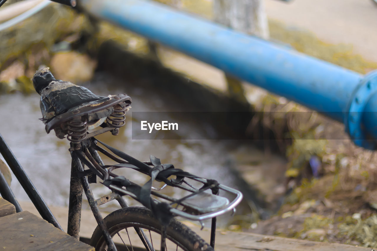 CLOSE-UP OF A BICYCLE