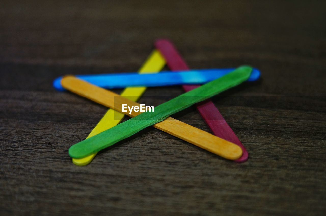 HIGH ANGLE VIEW OF MULTI COLORED CANDIES ON TABLE