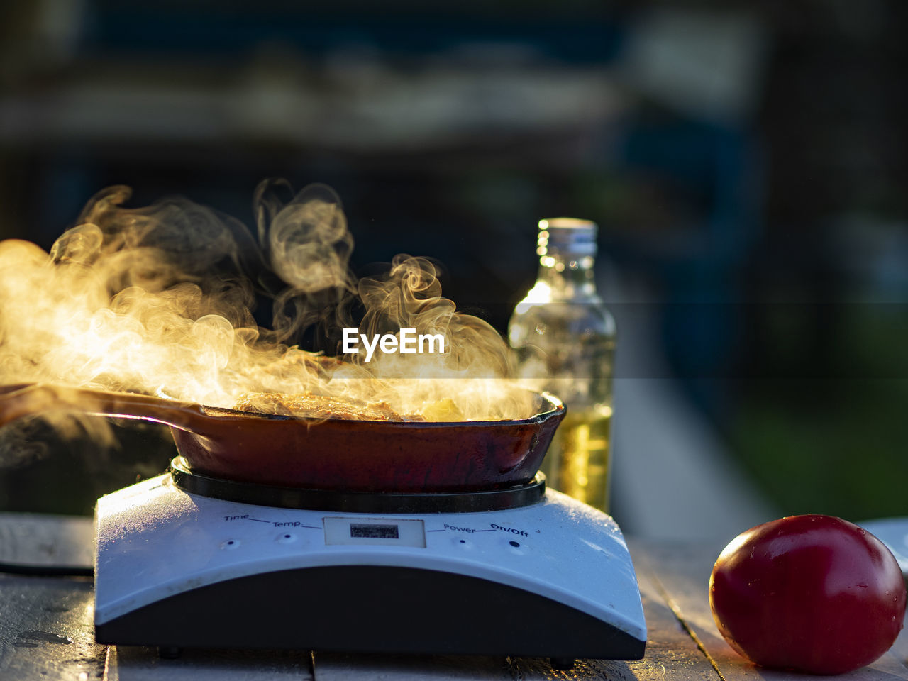 CLOSE-UP OF MEAT ON BARBECUE GRILL