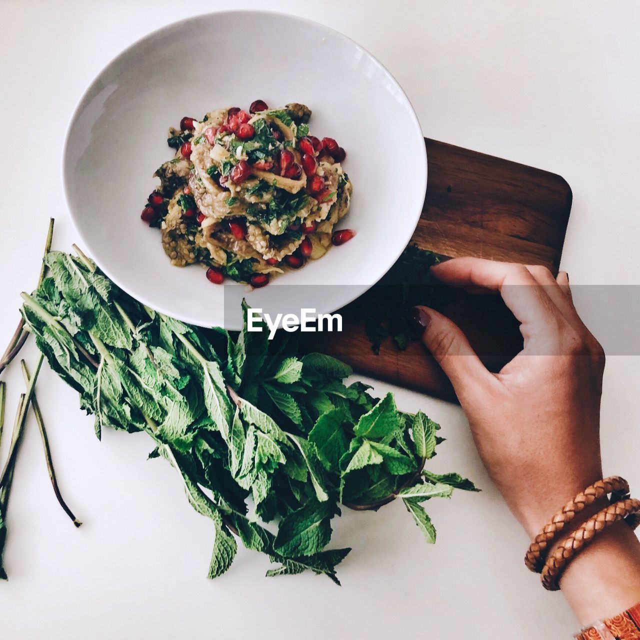 HIGH ANGLE VIEW OF PERSON HAND HOLDING SALAD