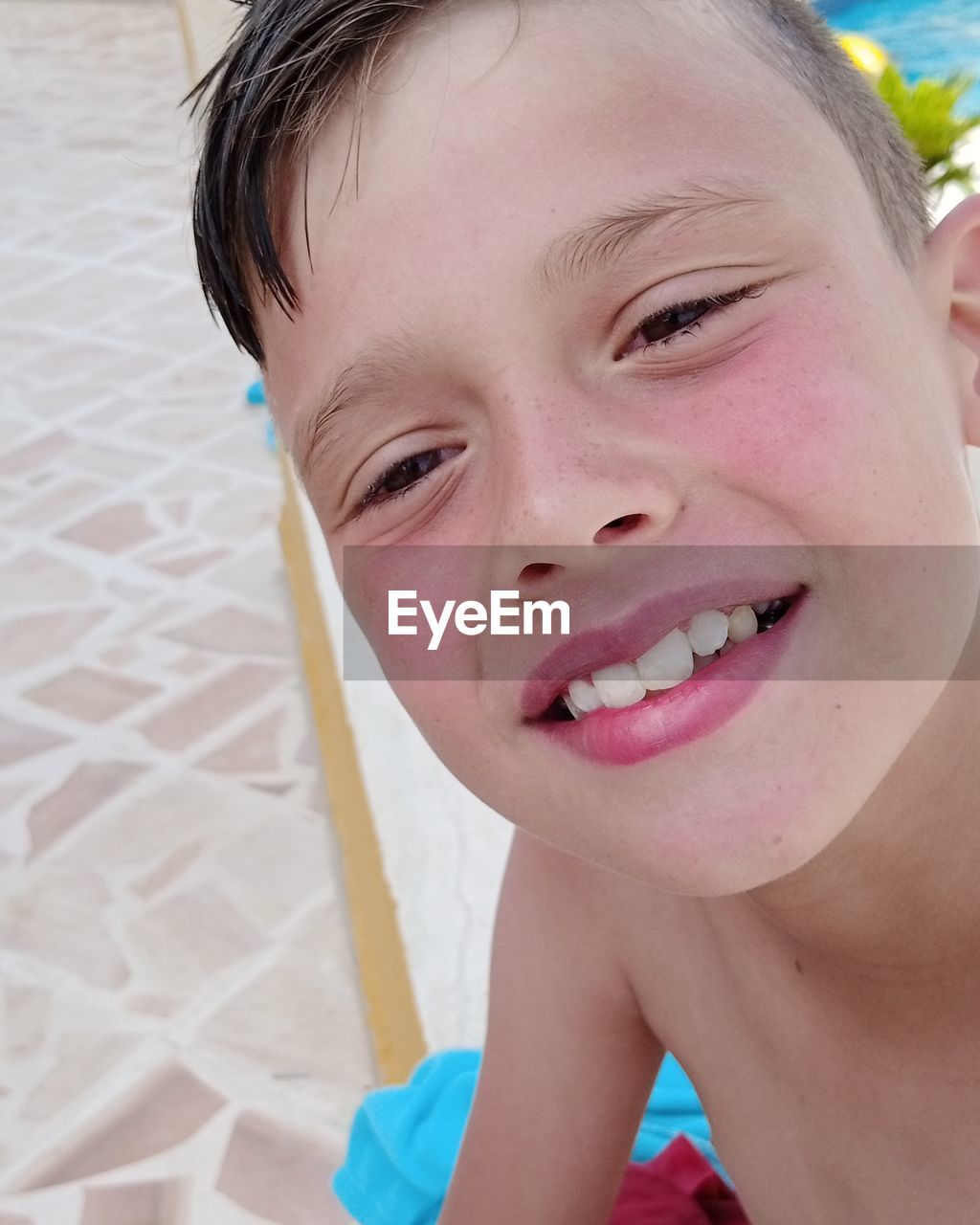 CLOSE-UP PORTRAIT OF SMILING GIRL