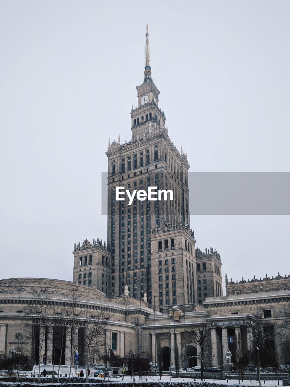 LOW ANGLE VIEW OF HISTORICAL BUILDING AGAINST CLEAR SKY