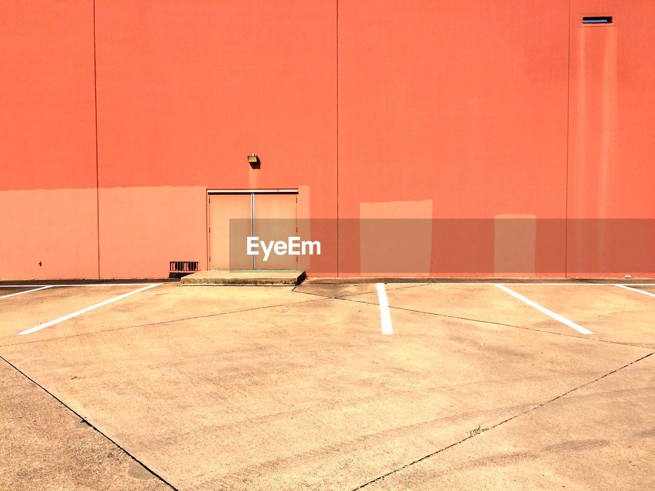 VIEW OF EMPTY BASKETBALL COURT