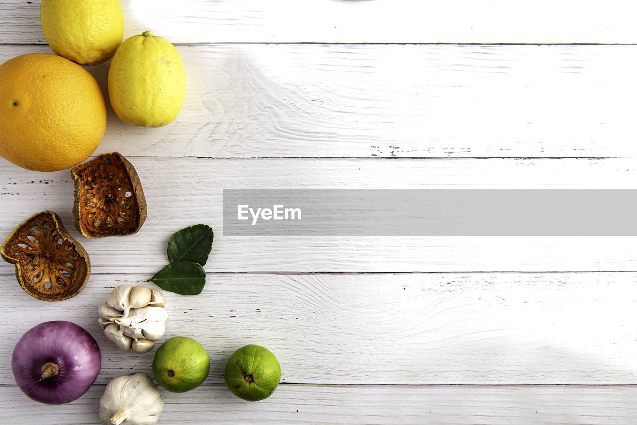 DIRECTLY ABOVE SHOT OF APPLES ON TABLE