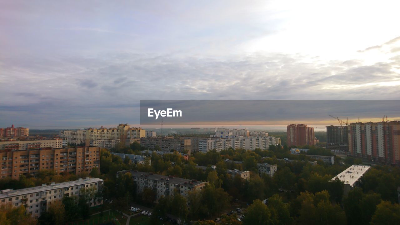 HIGH ANGLE VIEW OF BUILDINGS IN CITY