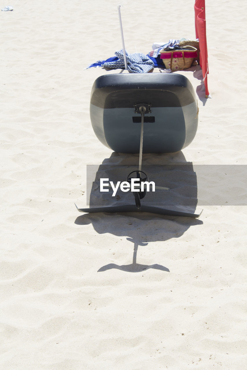 HIGH ANGLE VIEW OF BOAT MOORED ON BEACH