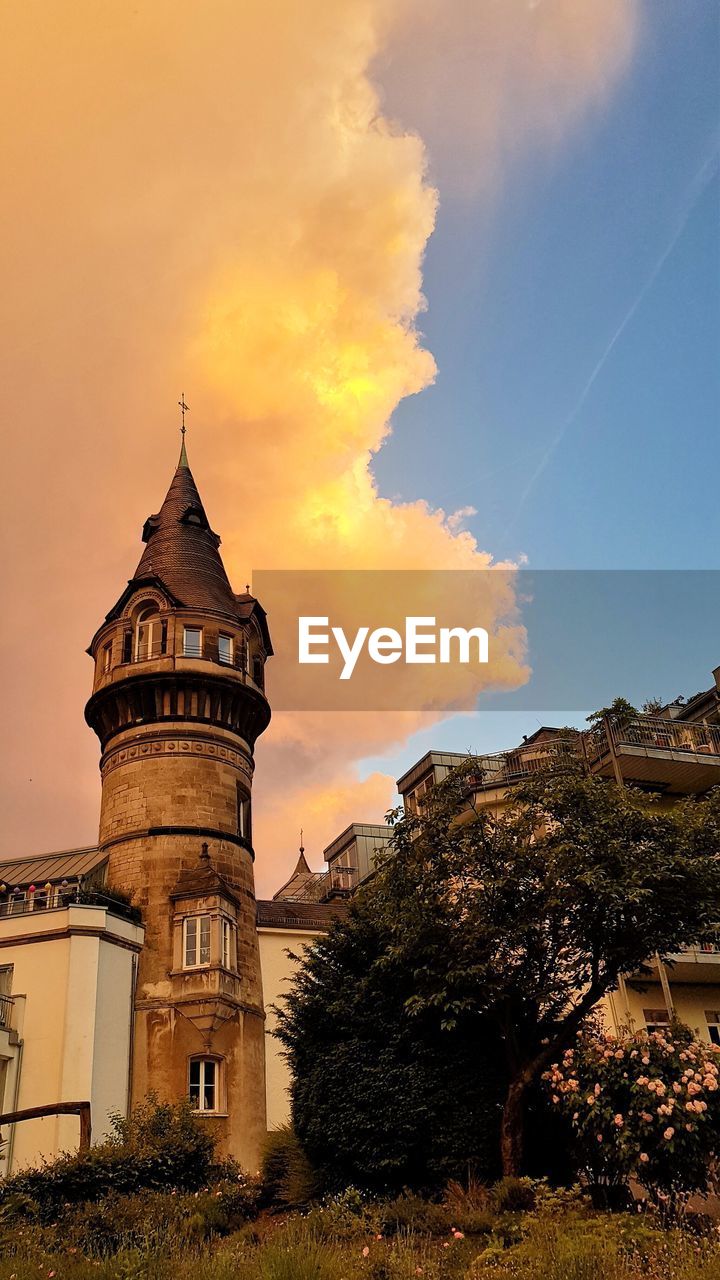 LOW ANGLE VIEW OF BUILDINGS AGAINST SKY