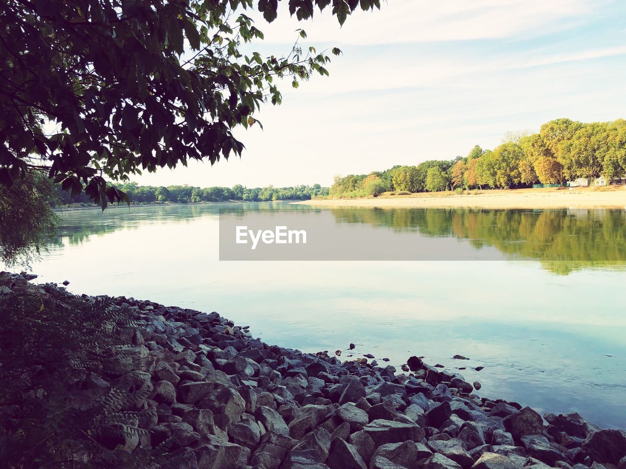 IDYLLIC VIEW OF LAKE AGAINST SKY