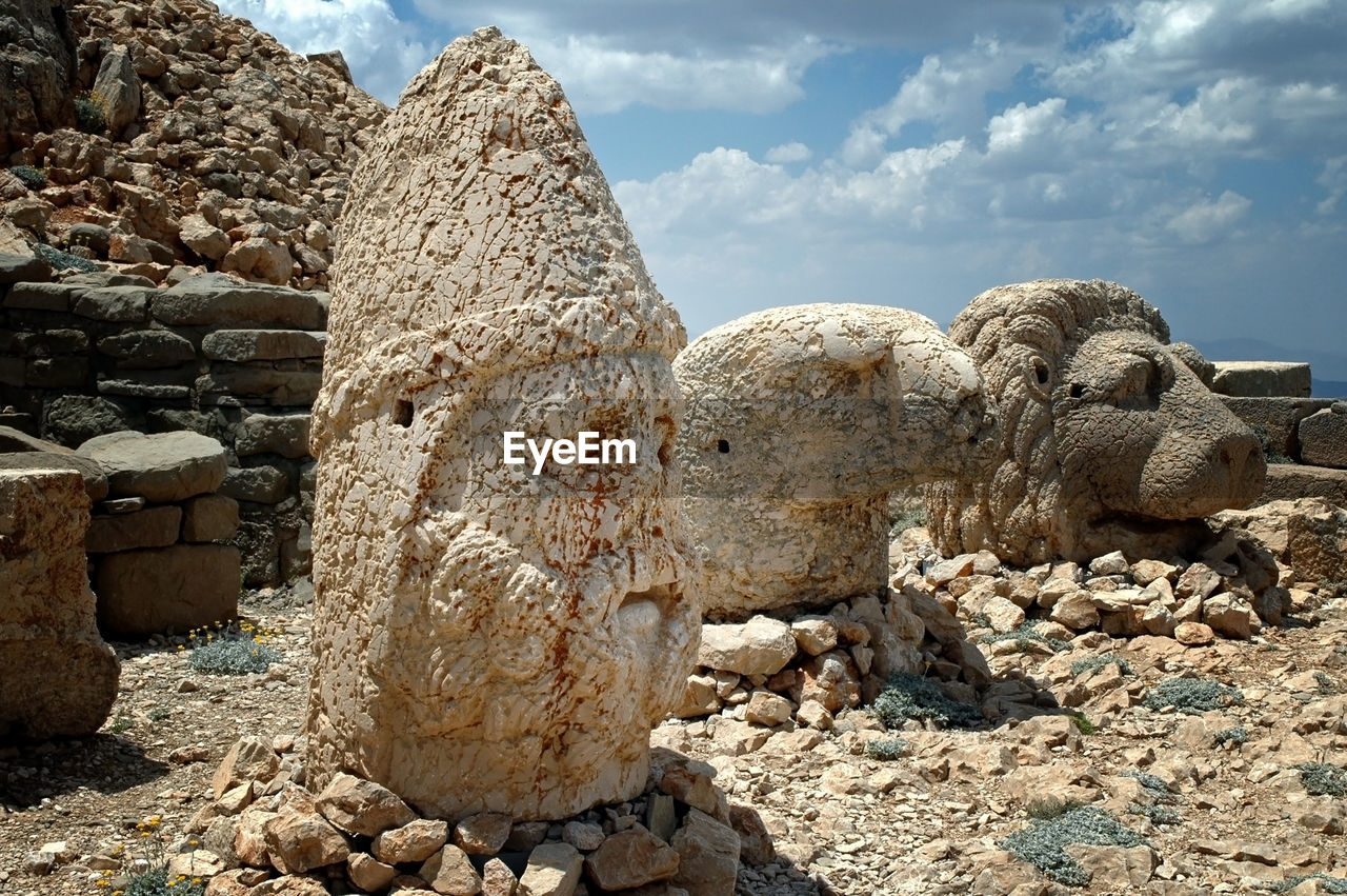 CLOSE-UP OF STONE WALL