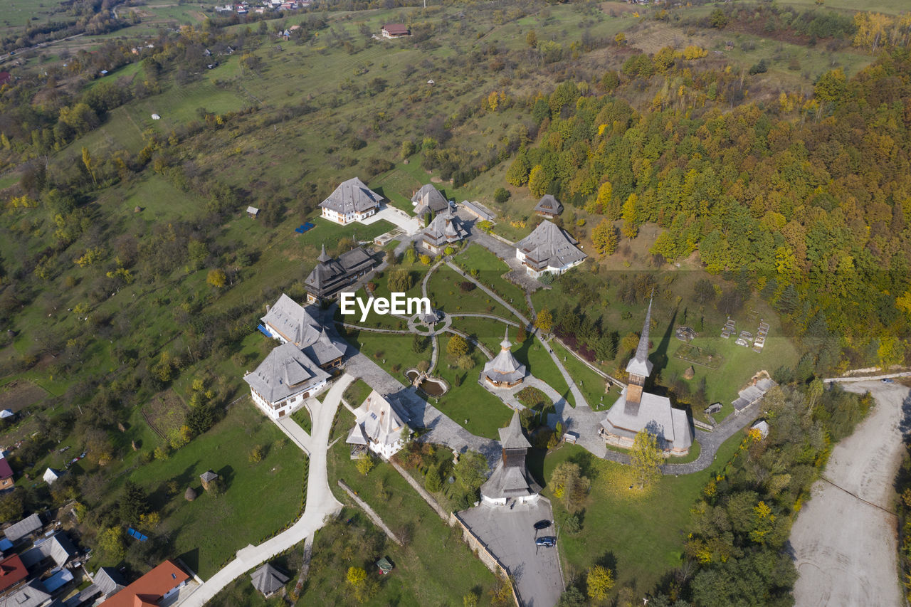 HIGH ANGLE VIEW OF TREES AND HOUSES ON LANDSCAPE