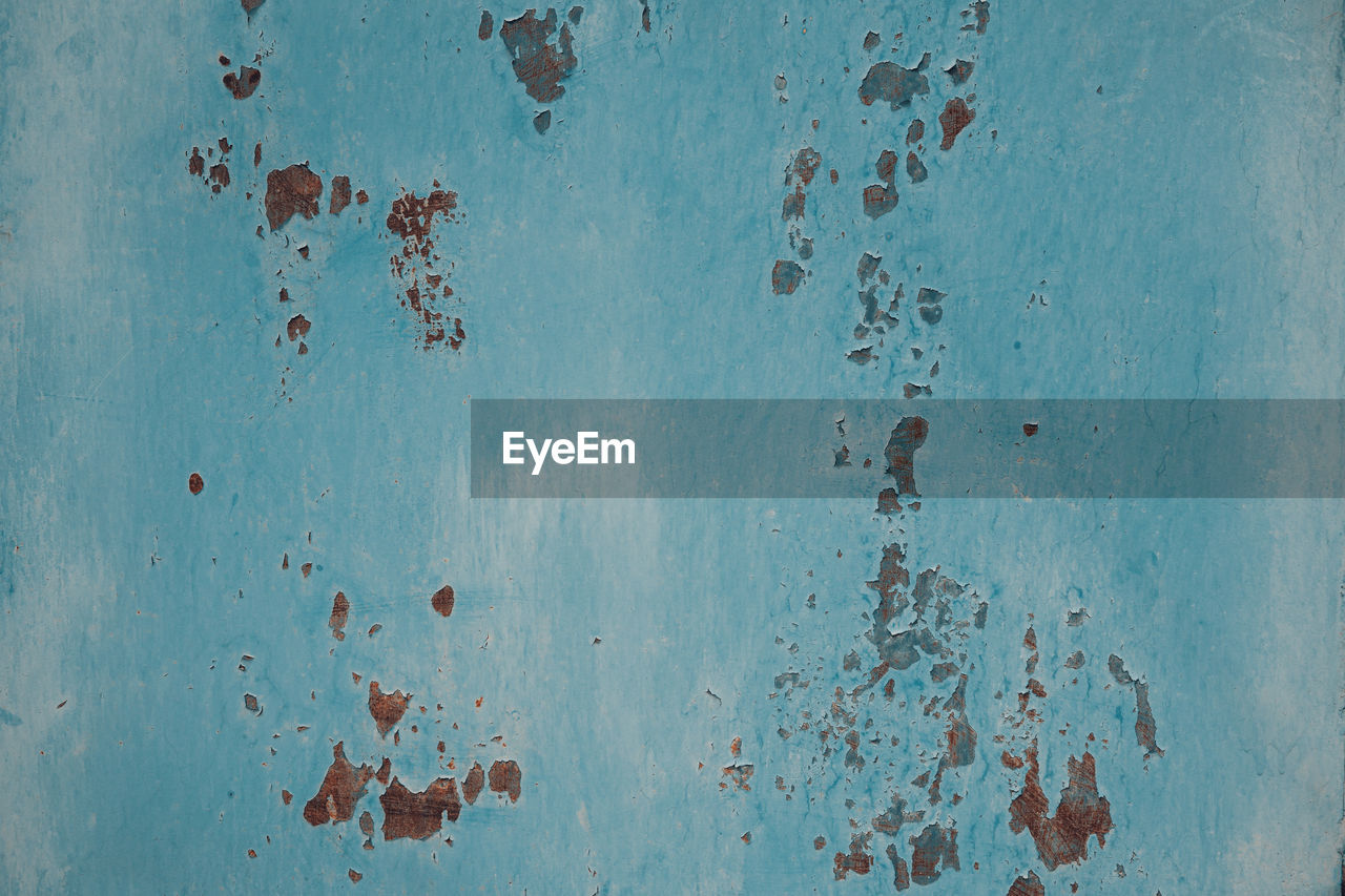 CLOSE-UP OF RUSTY METAL WALL