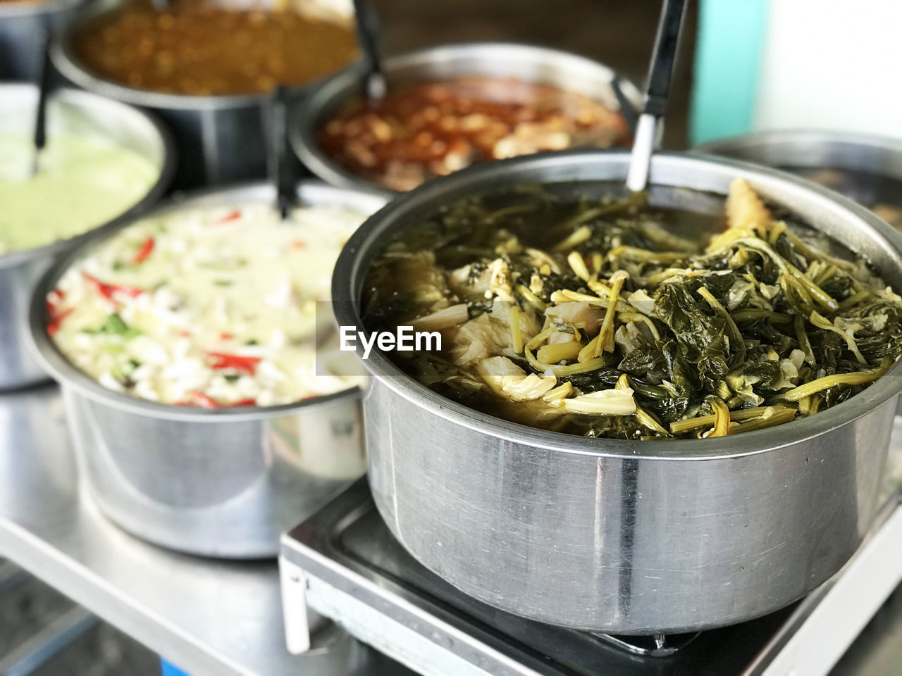 CLOSE-UP OF NOODLES IN CONTAINER