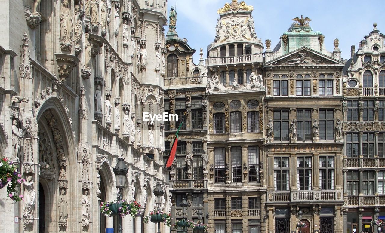 LOW ANGLE VIEW OF BUILDINGS AGAINST SKY