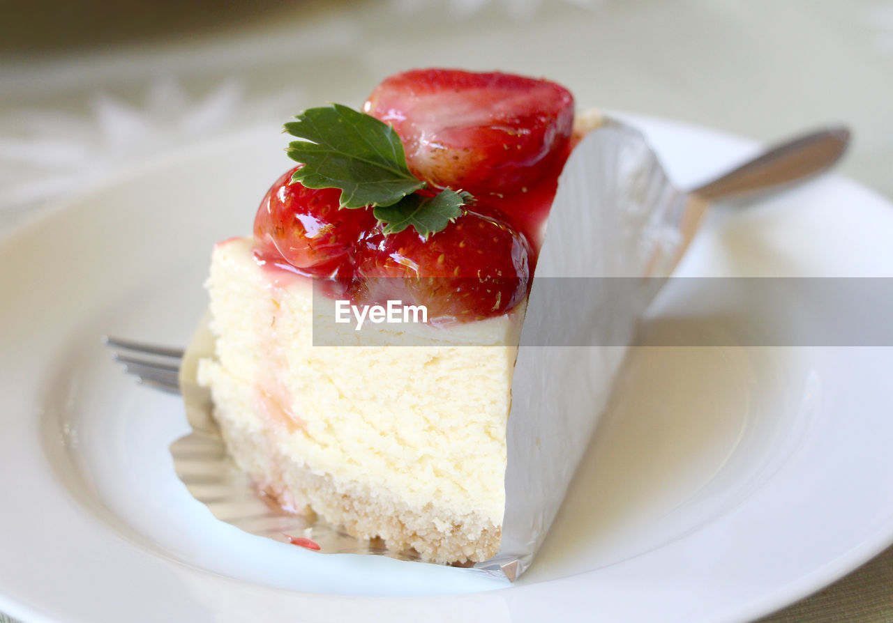 CLOSE-UP OF STRAWBERRY CAKE WITH ICE CREAM