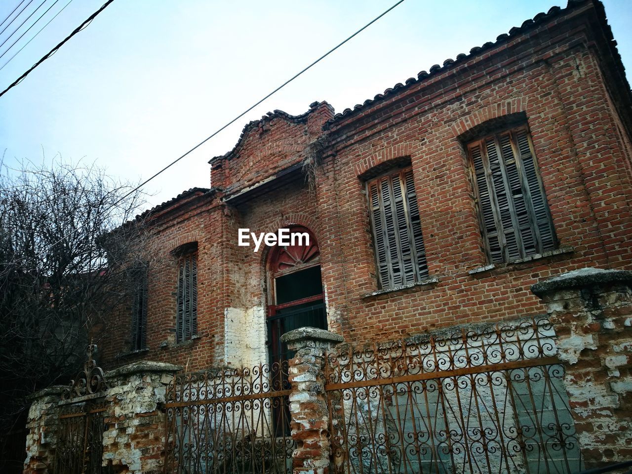 LOW ANGLE VIEW OF BUILDINGS AGAINST SKY