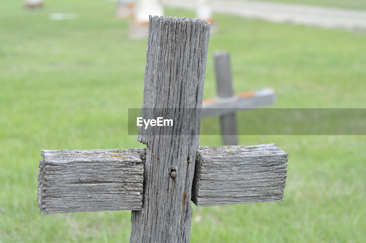 Close-up of wooden cross in cemetery 