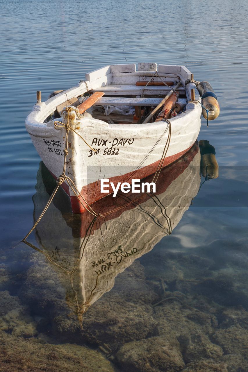 HIGH ANGLE VIEW OF BOATS MOORED AT SEA