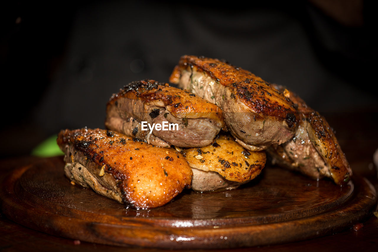 CLOSE-UP OF BREAD ON BARBECUE GRILL