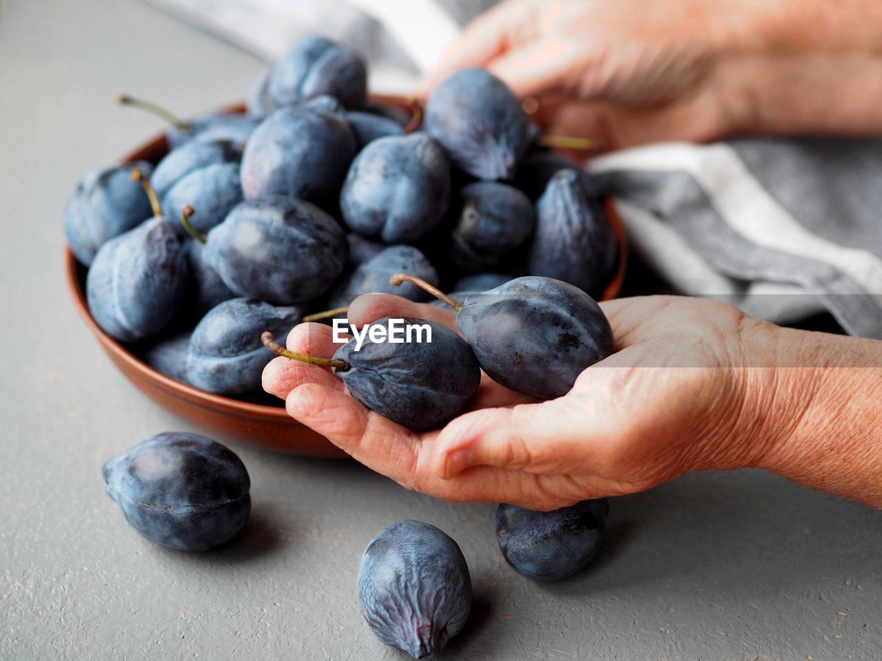 CLOSE-UP OF PERSON HAND HOLDING FRUITS