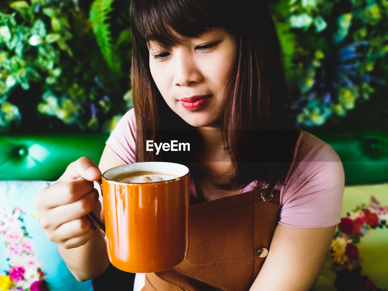 Young woman drinking coffee 