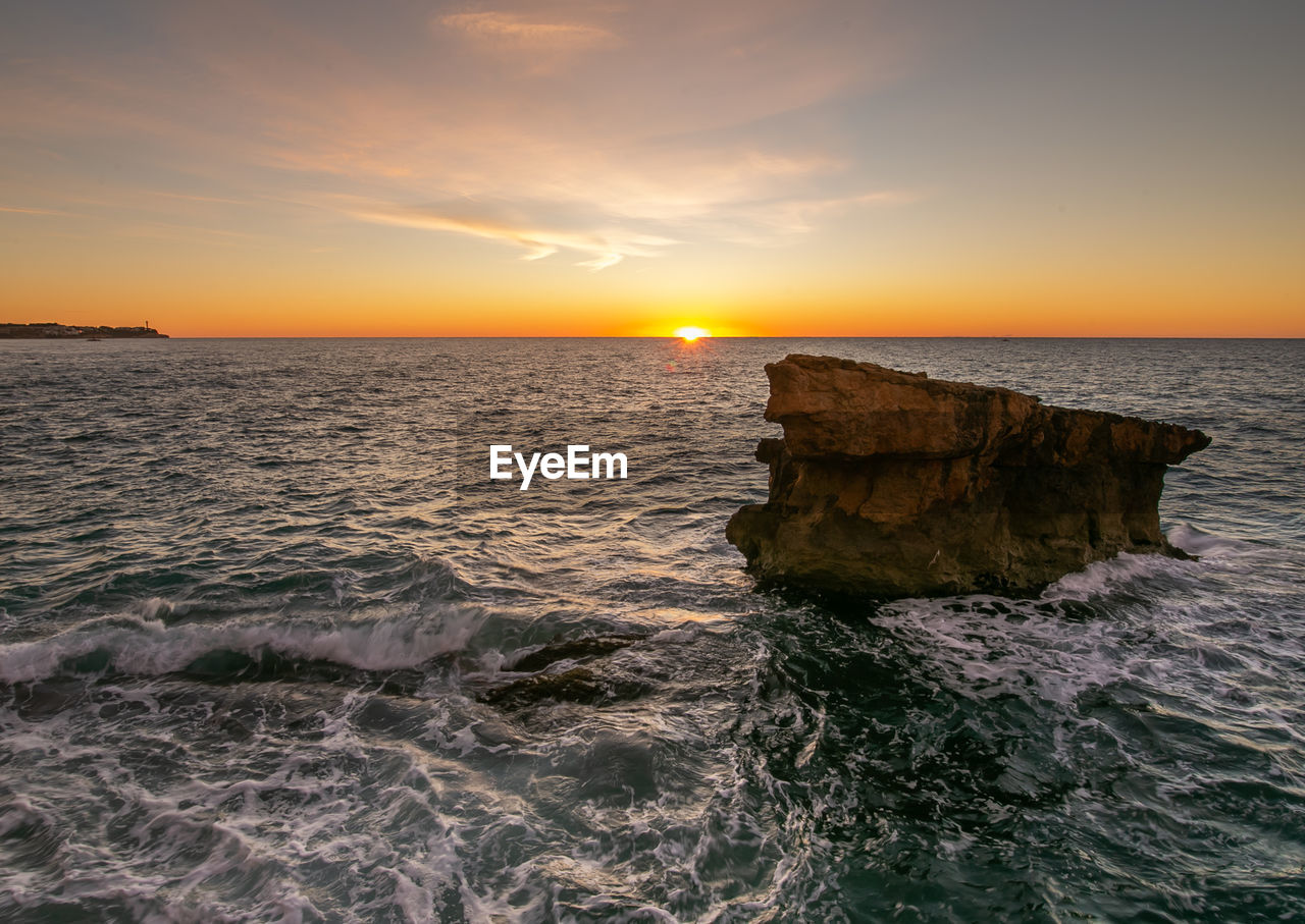 SCENIC VIEW OF SEA AGAINST SUNSET SKY