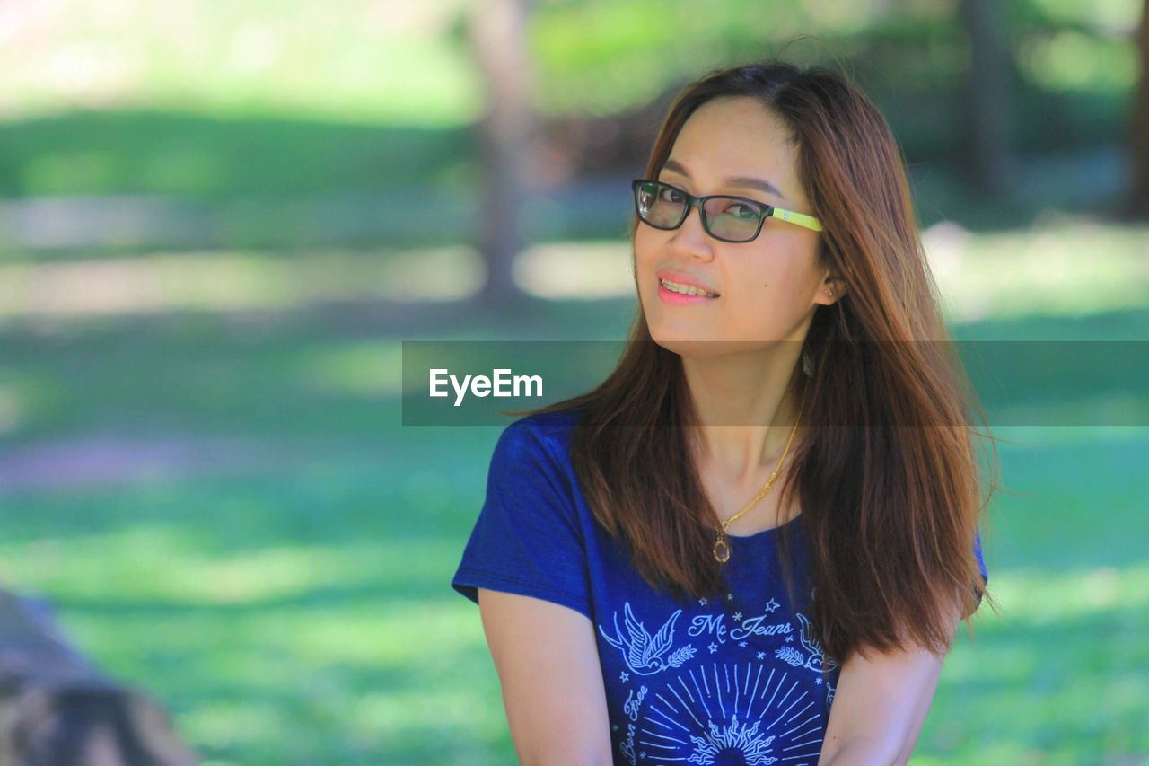 PORTRAIT OF A WOMAN WEARING EYEGLASSES