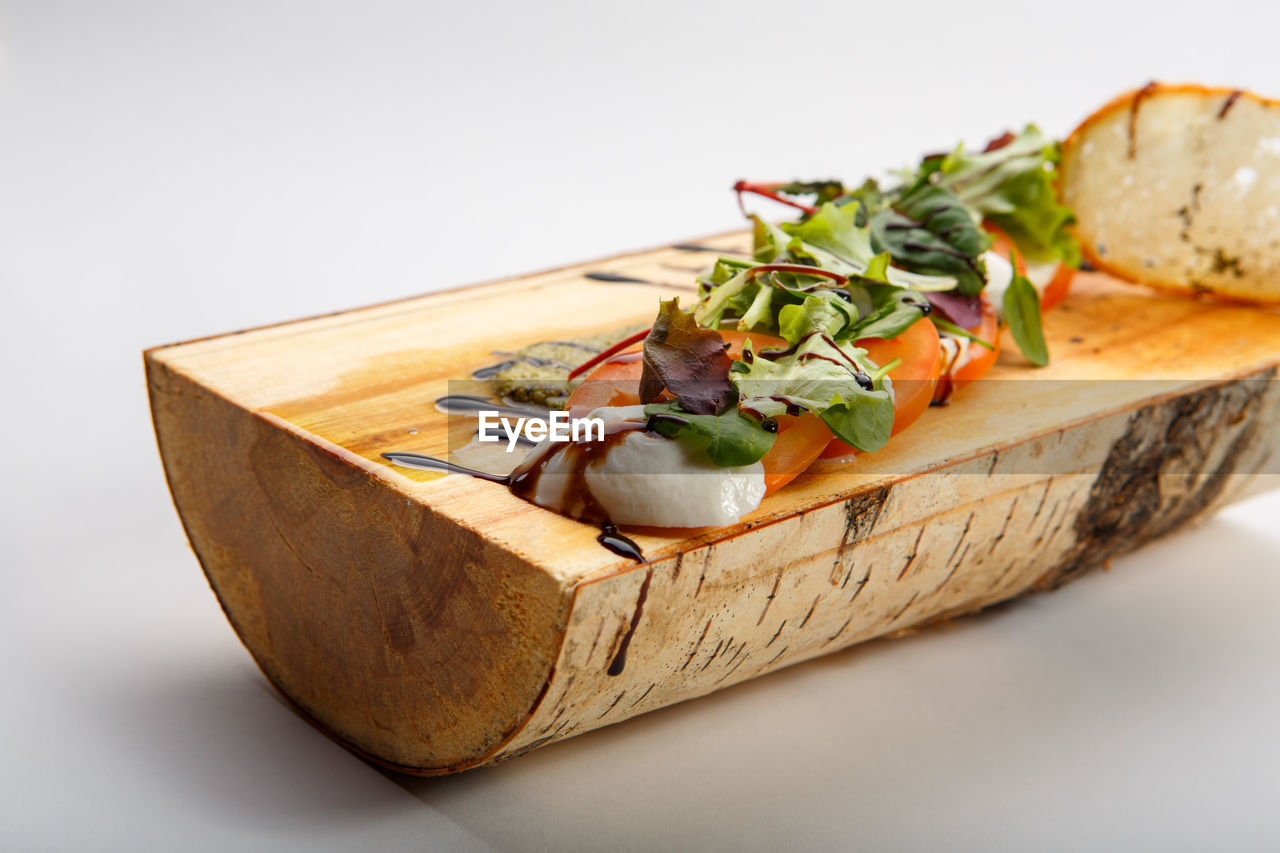 CLOSE-UP OF FRESH FRUIT SALAD ON CUTTING BOARD