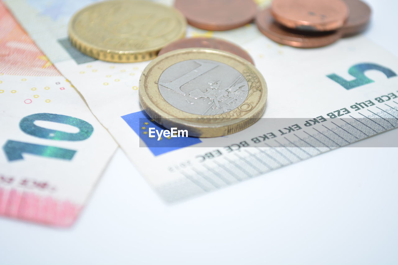 HIGH ANGLE VIEW OF COINS ON TABLE