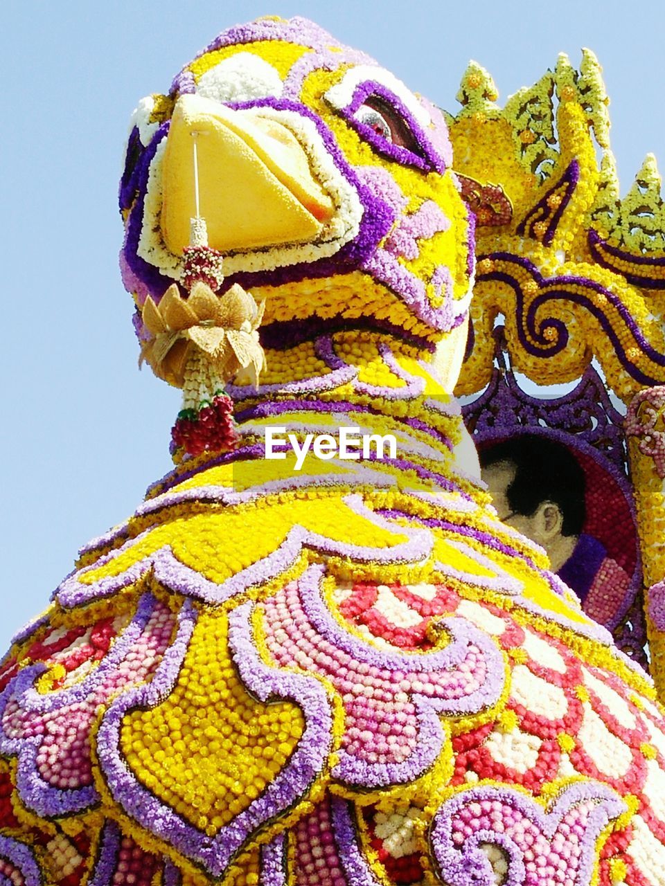 CLOSE-UP STATUE OF SCULPTURE