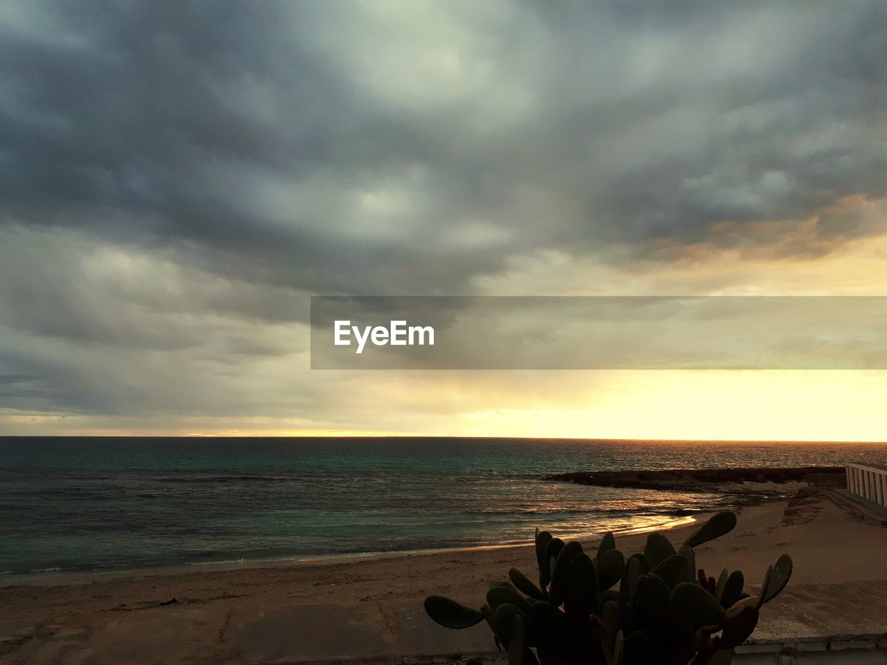 SCENIC VIEW OF SEA AGAINST SKY AT SUNSET